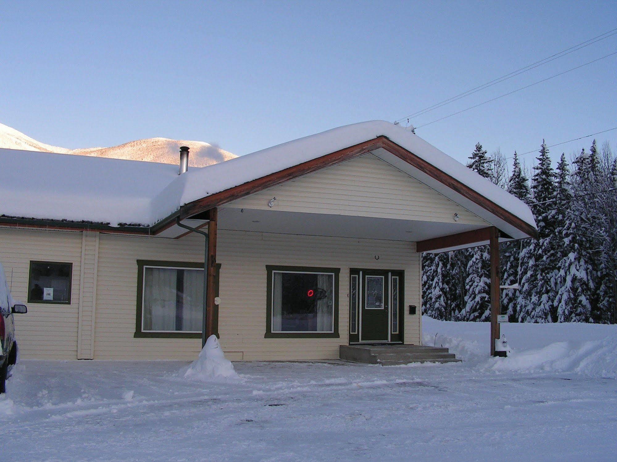 Bell Mountain Motel Mcbride エクステリア 写真