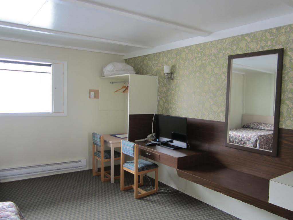 Bell Mountain Motel Mcbride エクステリア 写真
