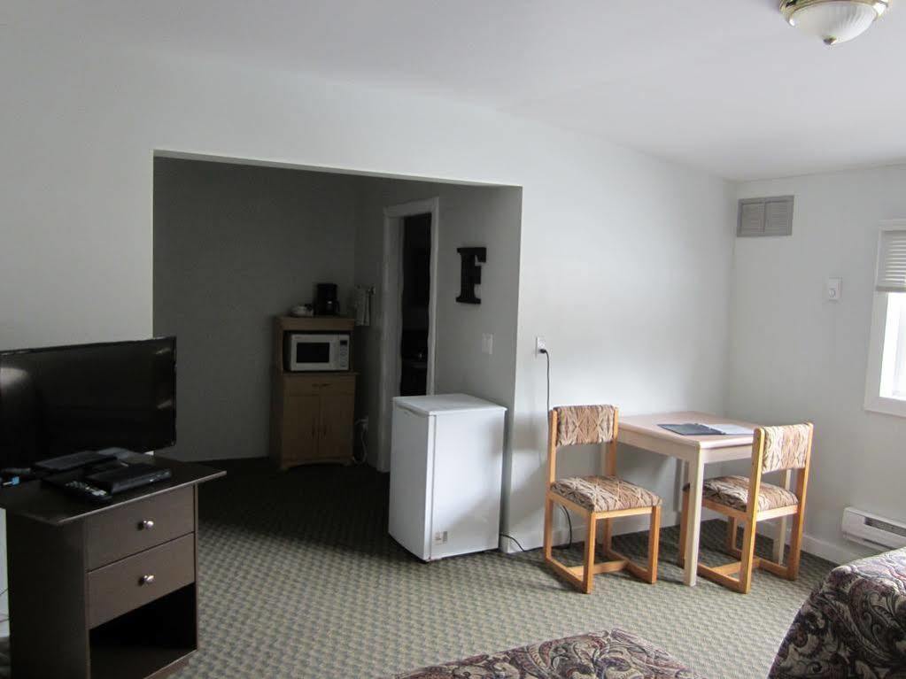 Bell Mountain Motel Mcbride エクステリア 写真